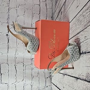 EUC DeBlossom Collection Woman's Carina-3 Heels. Silver size 5.5.